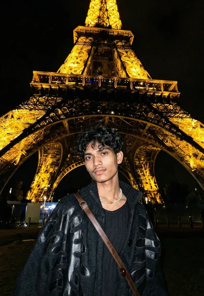 FRONT OF THE EIFFEL TOWER - Free AI Art Prompt