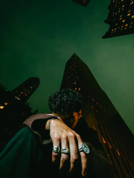 Neon Noir Solitude - Gemini & chatgpt Image AI Prompt