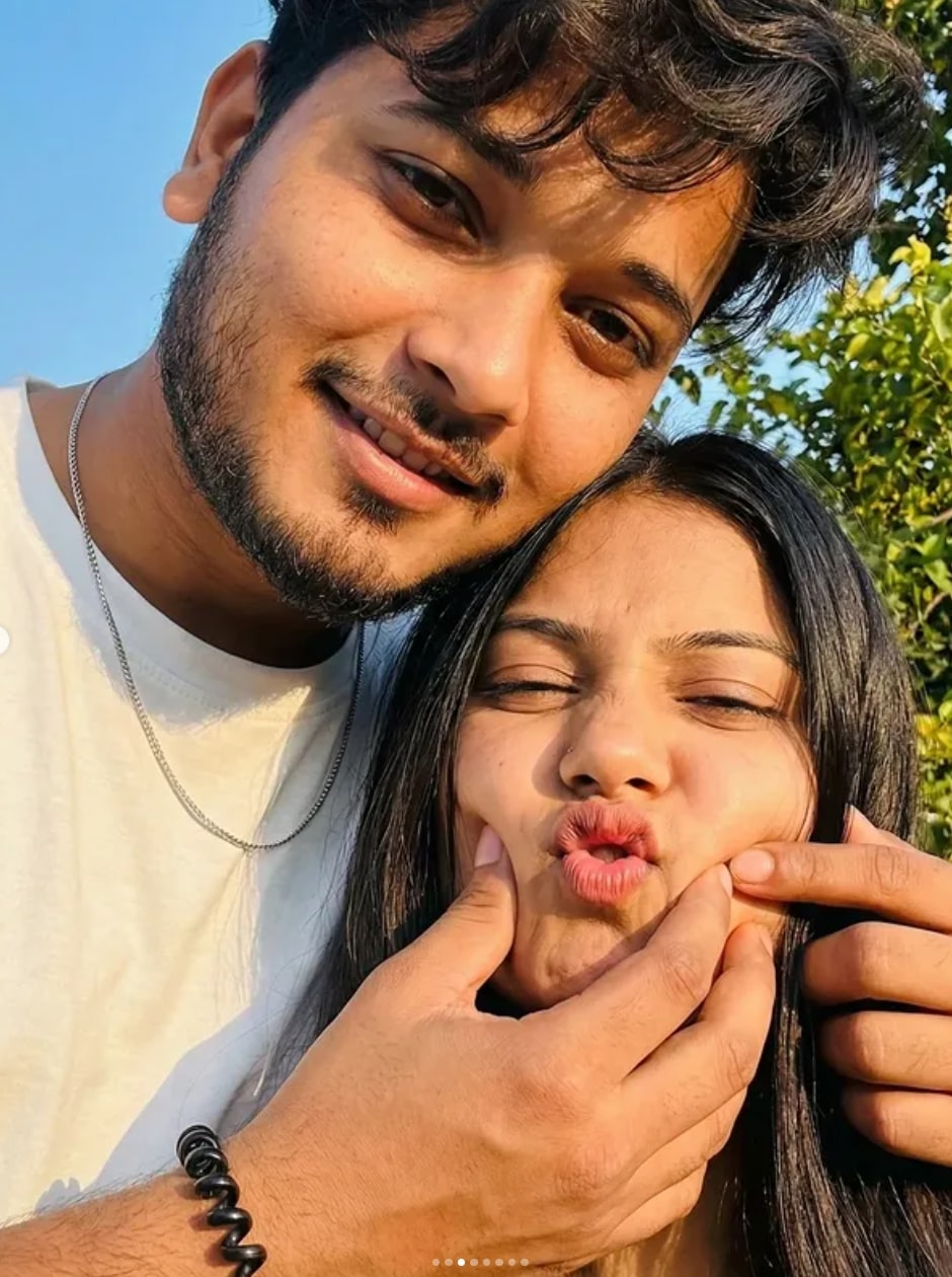 Realistic Romantic Couple Selfie - Gemini & chatgpt Image AI Prompt