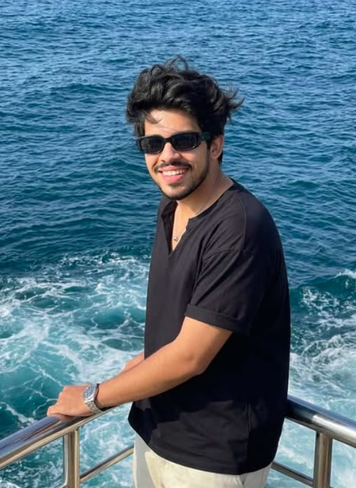 Realistic Windy Sea Full-Body Portrait - AI Prompt