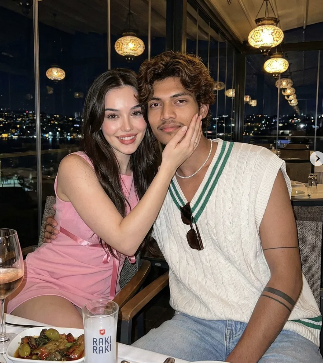 REALISTIC with girl - AI Prompt