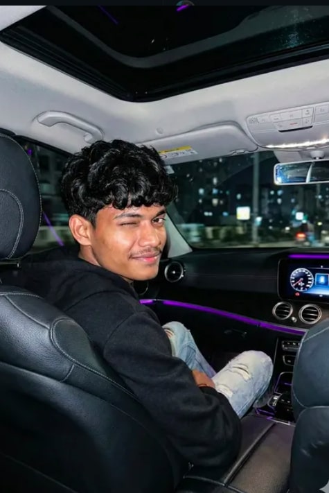 Ultra-Realistic 8K Car Backseat Portrait - AI Prompt