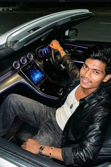 Ultra-Realistic 8K Mercedes Convertible Portrait - AI Prompt