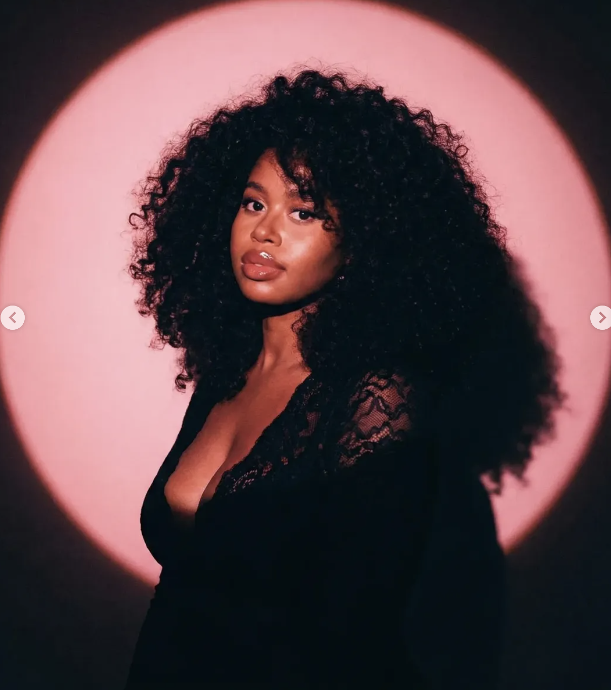 voluminous dark curly hair - AI Prompt